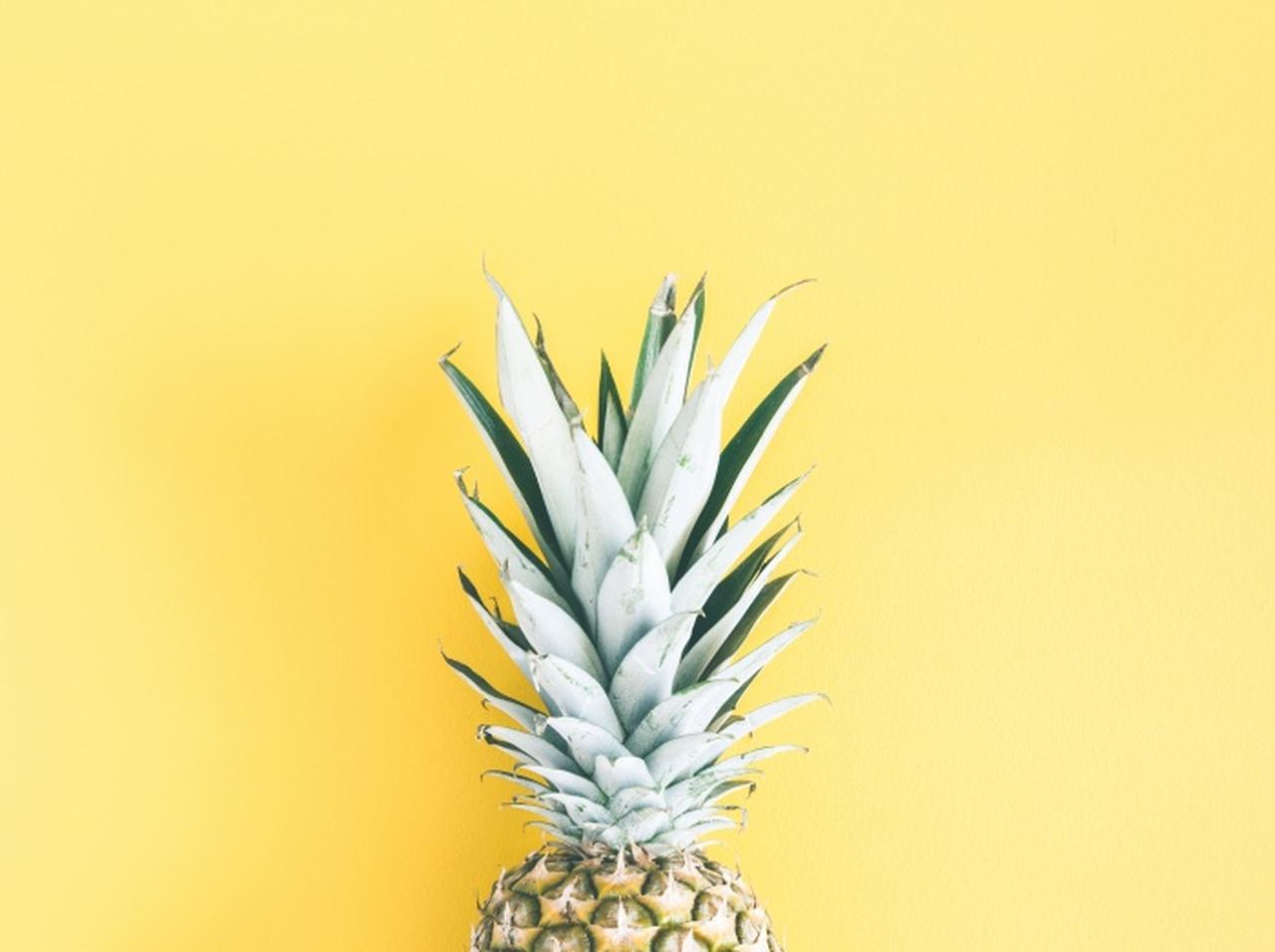 玄関の前に置かれた謎のパイナップル、その「意味」に男性があ然とする