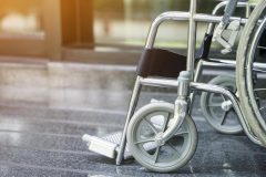 「あまりにもトラウマ」障害のある女性、予約した部屋が利用できずホテルのダイニングルームで寝させられる