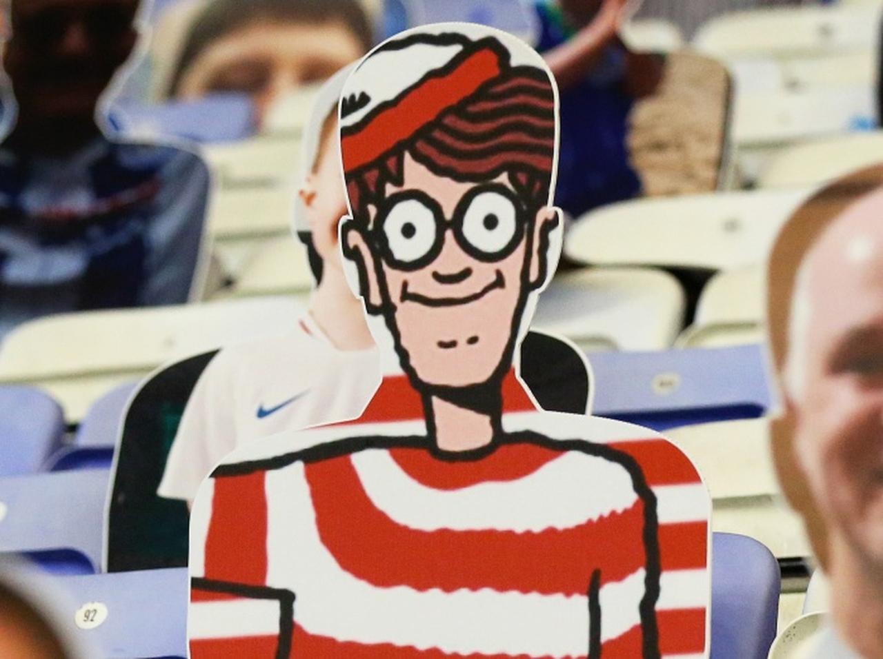 あなたは見つけられる?『ウォーリーをさがせ』のウォーリーに扮してみんなの“写真に紛れ込む”男性が話題