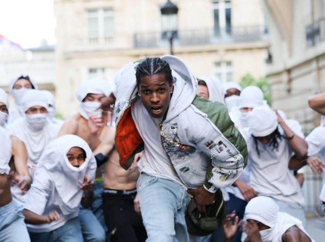 日本の国旗を持って渋谷を爆走、エイサップ・ロッキーの謎行動の理由