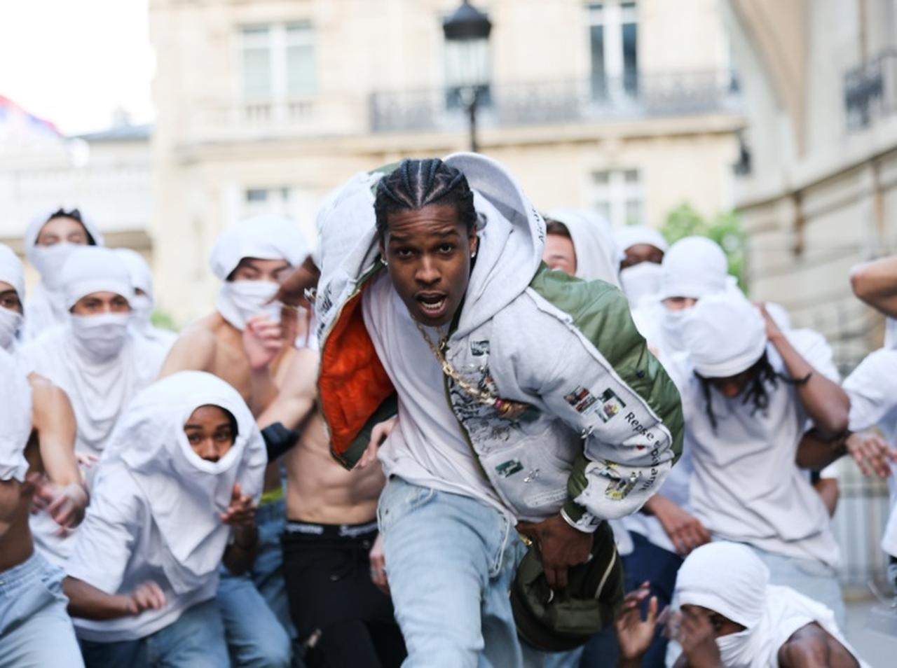 日本の国旗を持って渋谷を爆走、エイサップ・ロッキーの謎行動の理由