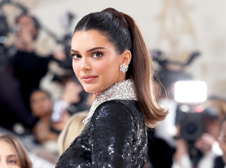 デニムじゃないの？騙される人が続出のアイテムをケンダル・ジェンナーが着こなす