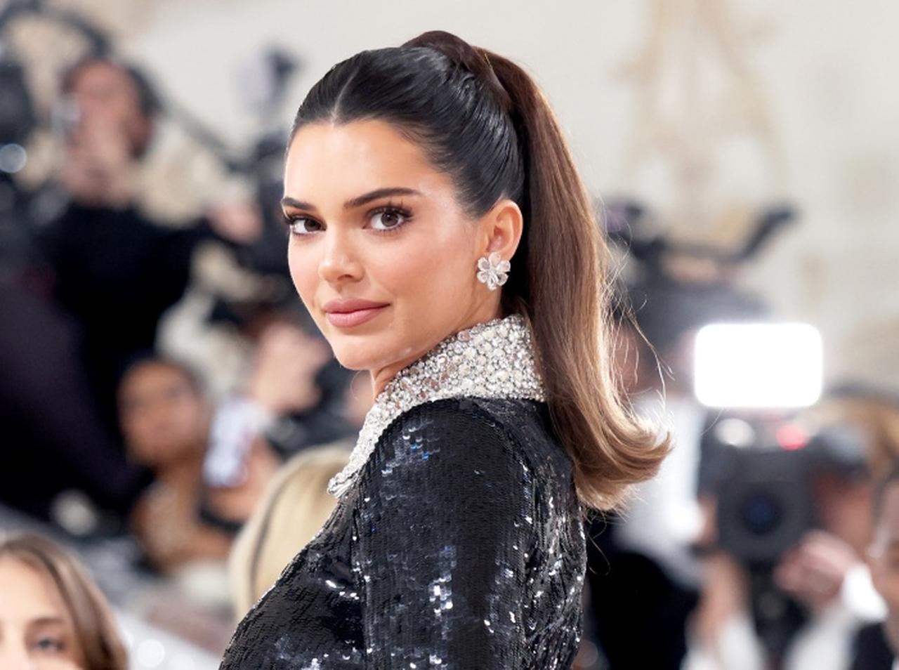 デニムじゃないの?騙される人が続出のアイテムをケンダル・ジェンナーが着こなす