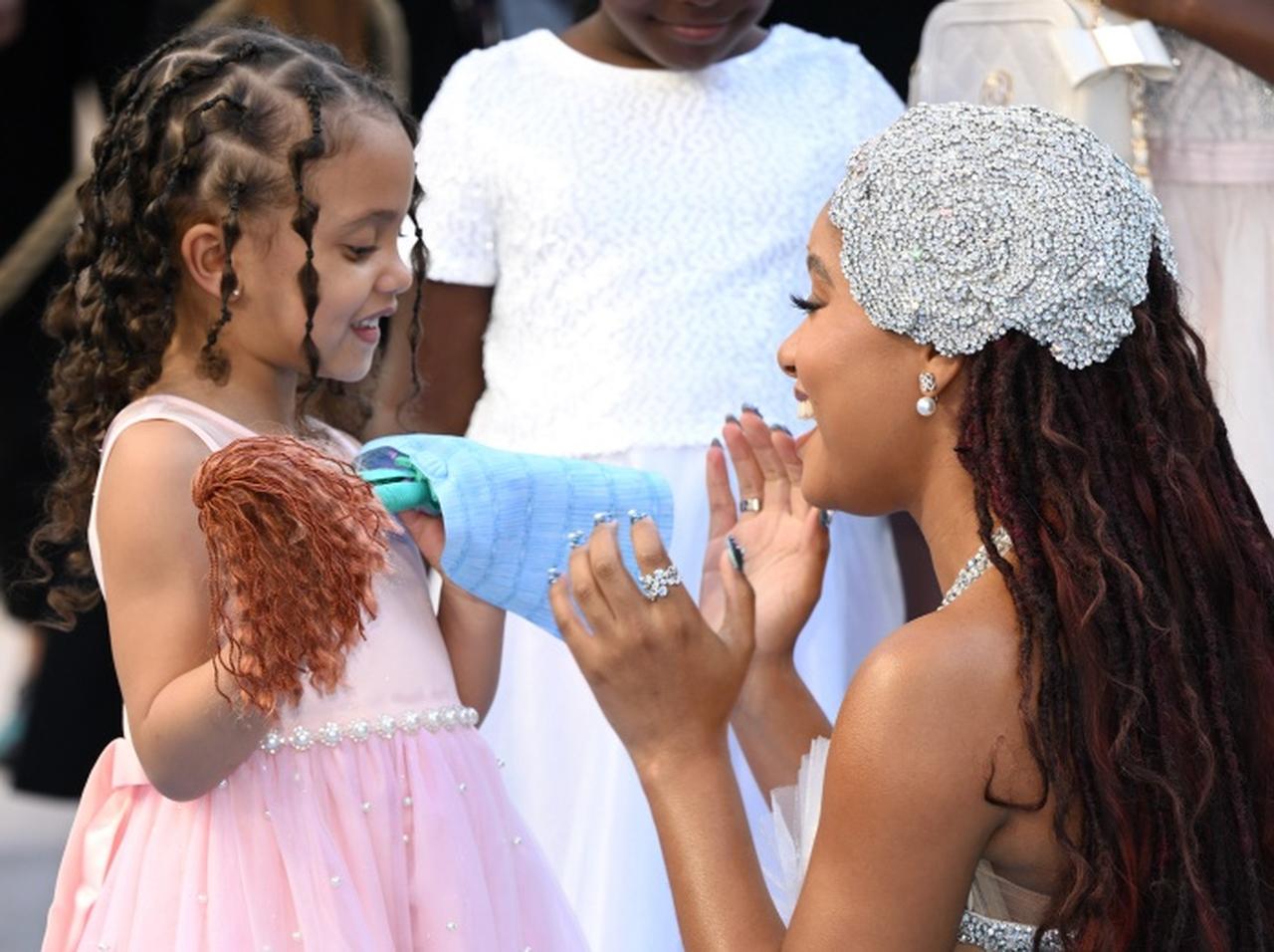 『リトル・マーメイド』アリエル役、自身がモデルのアリエル人形を持った子どもとの交流が微笑ましすぎる【写真】