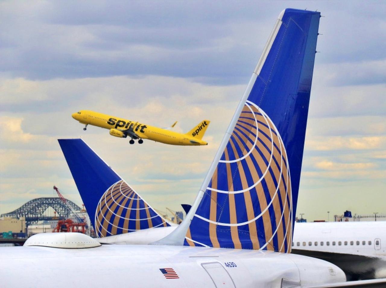 飛行機の離陸直前に整備士が翼に「貼っていたもの」を見て乗客が困惑