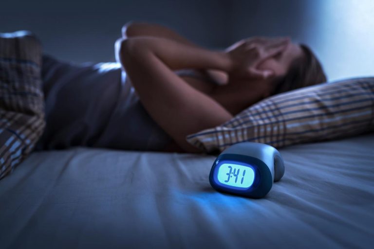 眠れない夜に「見たらいけないもの」、米大学の研究で判明