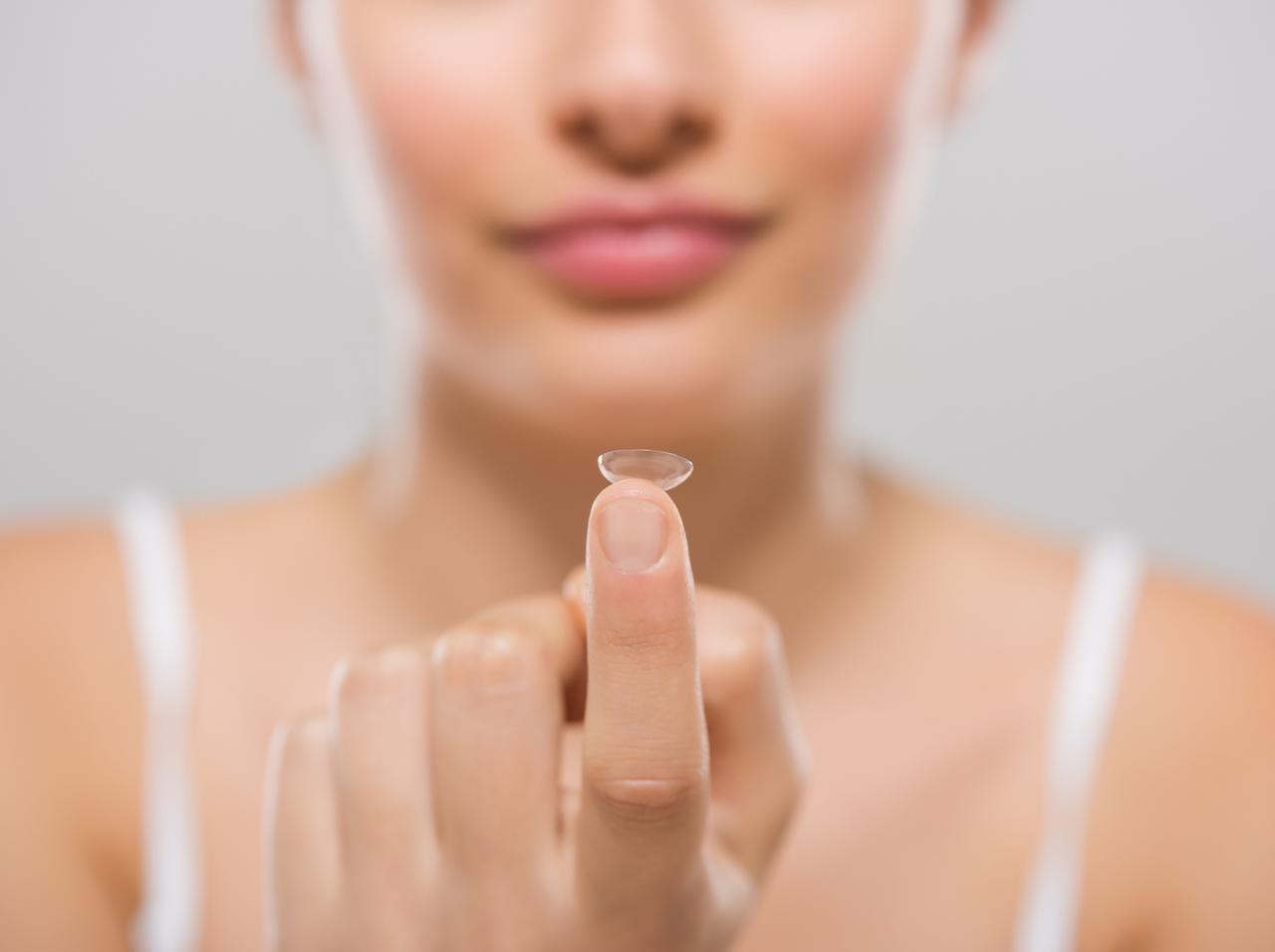 コンタクトをつけたまま寝るのはなぜNG?眼科医が明かすその理由