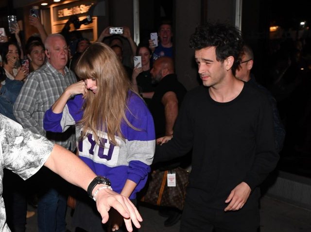 【写真】テイラー・スウィフト、交際が噂されるThe 1975マシュー・ヒーリーとスタジオを後に