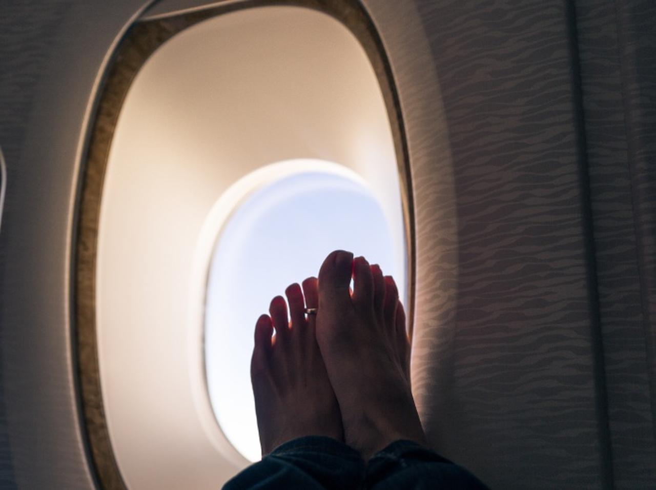 ゾッとする…飛行機の機内で裸足にならない方がいい理由とは?