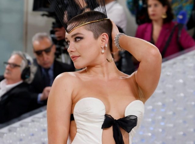 フローレンス・ピューが坊主に！ゴージャスなヘッドピースで彩る【メットガラ2023】