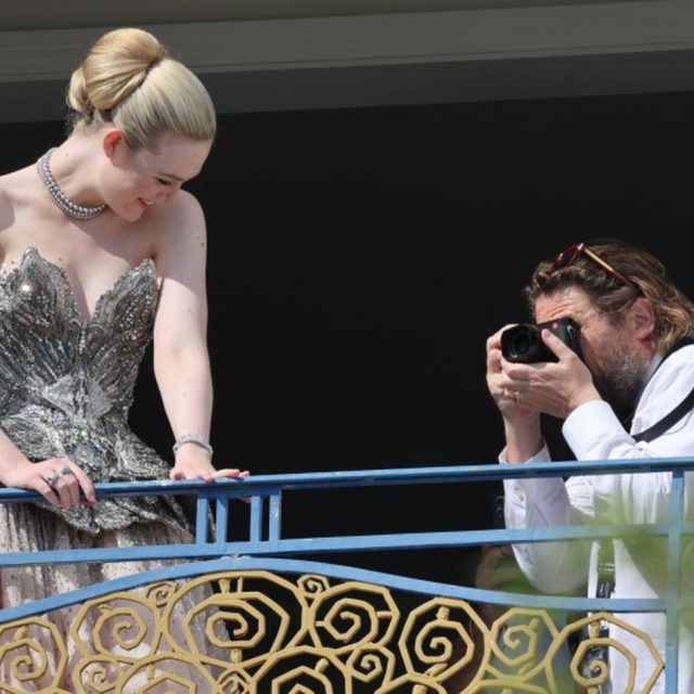 インスタの写真の裏側！エル・ファニングがバルコニーで撮影