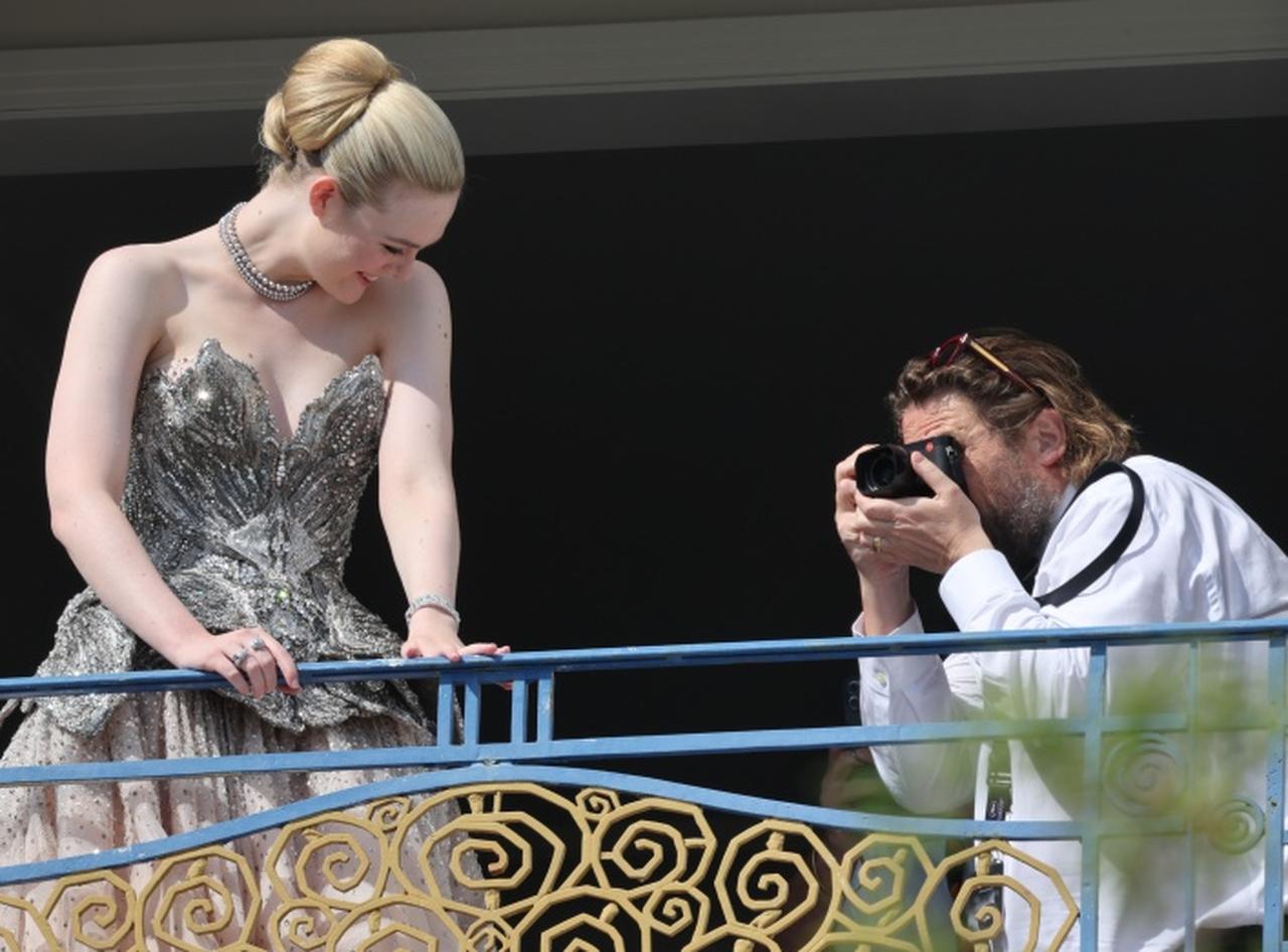 インスタの写真の裏側!エル・ファニングがバルコニーで撮影