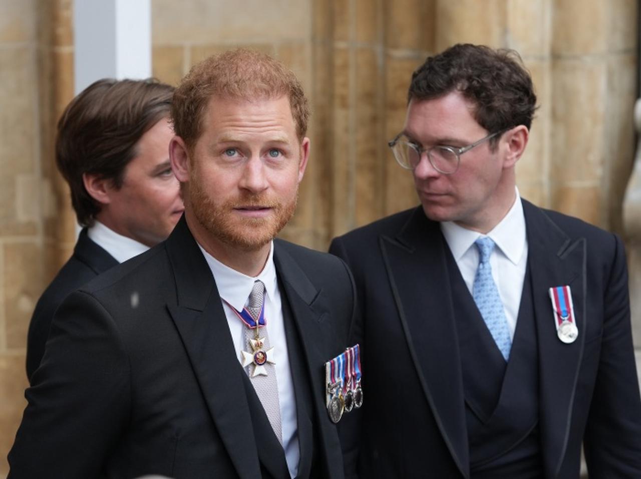 ヘンリー王子、戴冠式で義理のいとこに「愚痴」をこぼしていたことがバレる