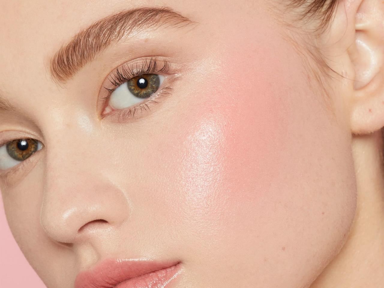 生肌っぽい「ツヤチーク」がトレンド！血色感＆透明感をかなえるメイク術