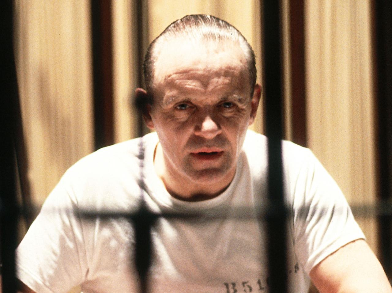 『羊たちの沈黙』レクターの衣装はホプキンスの「歯医者嫌いが元ネタ」って本当?