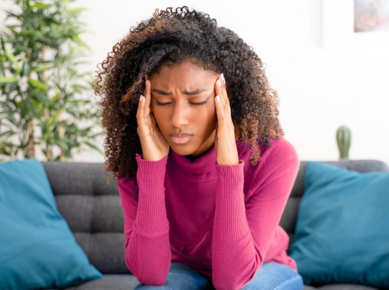 その頭痛「緊張型頭痛」かも!医師が教えるその特徴と片頭痛との違い
