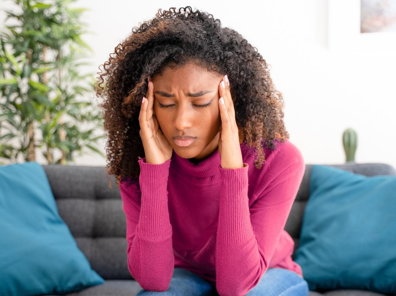 その頭痛「緊張型頭痛」かも！医師が教えるその特徴と片頭痛との違い