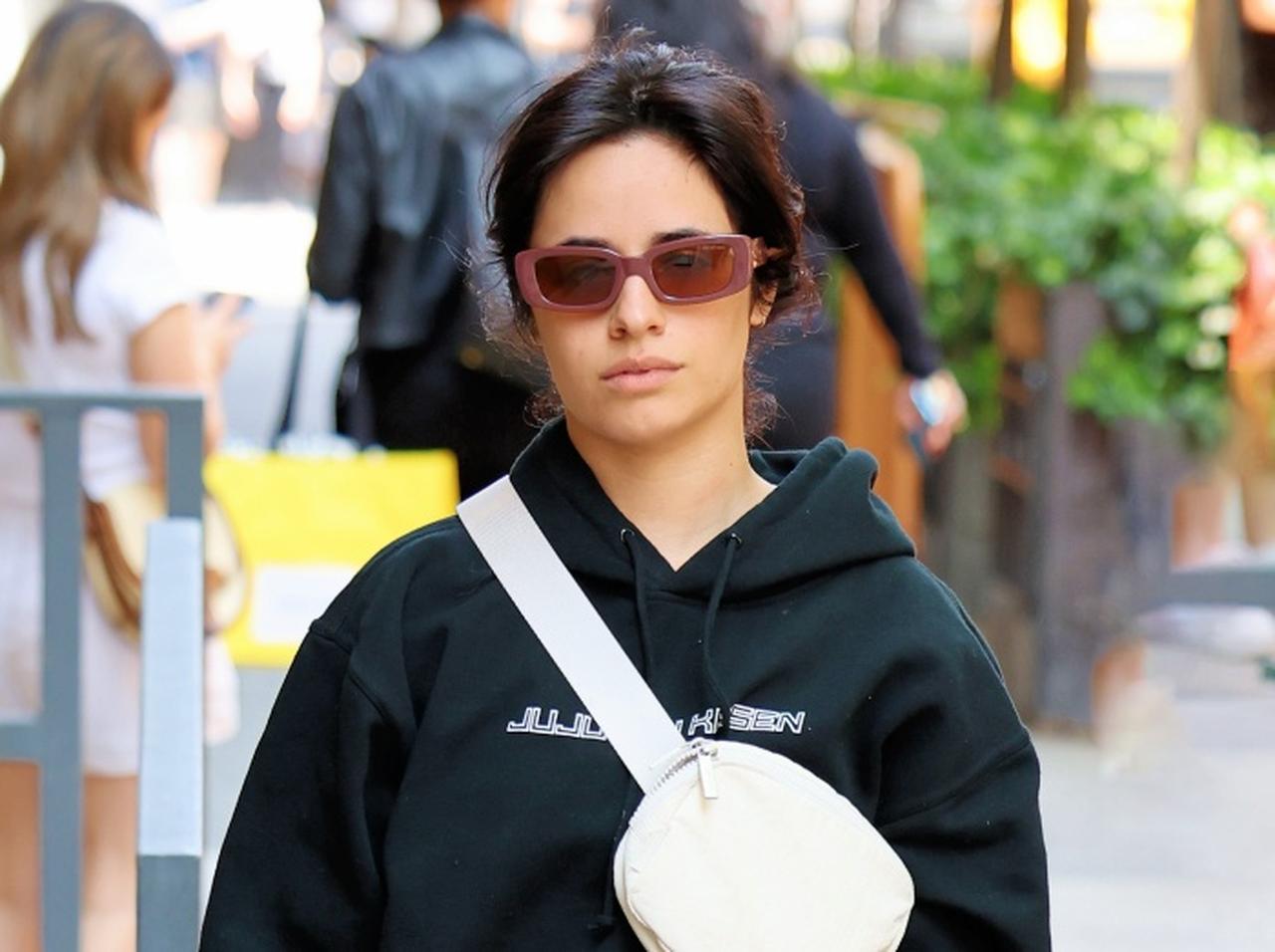 カミラ・カベロ、『呪術廻戦』のスウェットを着てお出かけ【写真アリ】