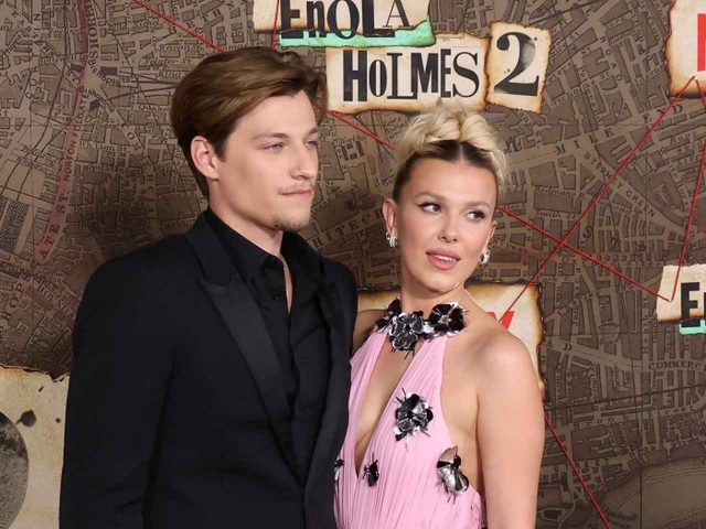 来日のミリー・ボビー・ブラウン、大阪に婚約者のボン・ジョヴィ息子を同伴