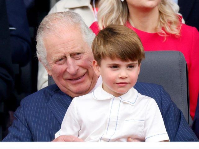 ルイ王子、戴冠式のことでストレスがたまっていたチャールズ国王を癒す