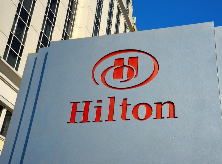 ヒルトンホテルで寝ていたら足を舐められた、52歳支配人が逮捕される