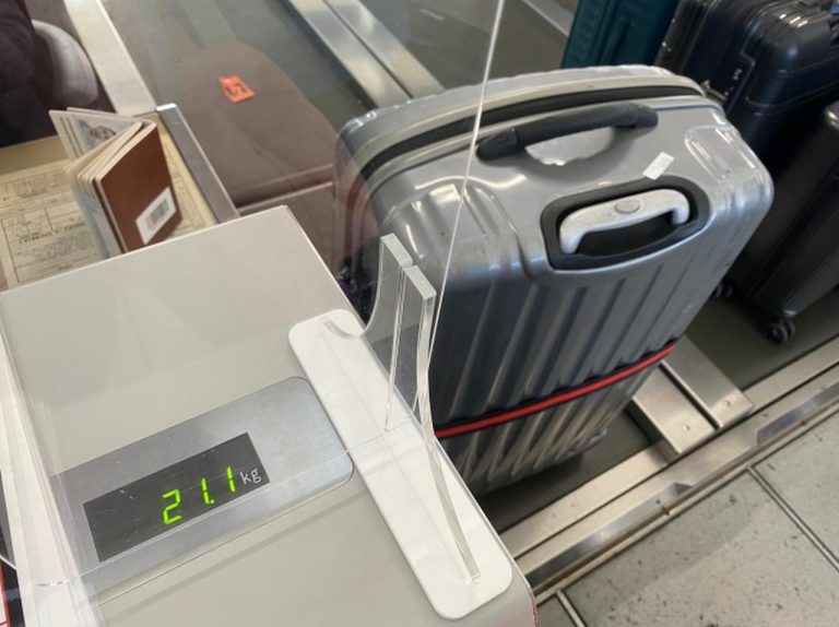 空港で“荷物はかり”にのせられて「体重」を測る女性が目撃される