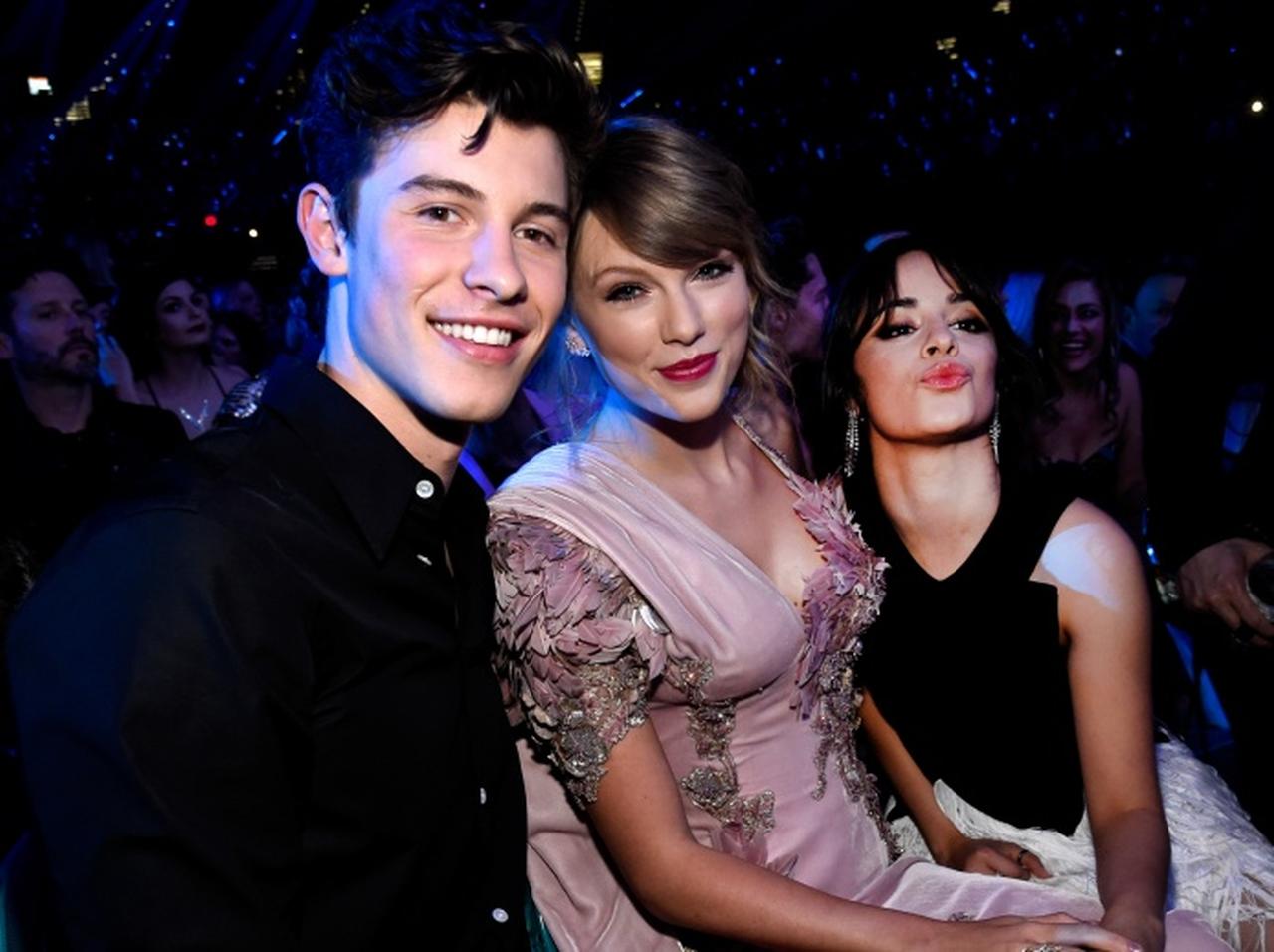 ショーン・メンデス&カミラ・カベロ、テイラー・スウィフトのコンサートを鑑賞しながらイチャイチャ