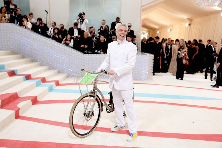 メットガラに自転車で登場したデヴィッド・バーン、坂本龍一とも縁が深い自転車隊長