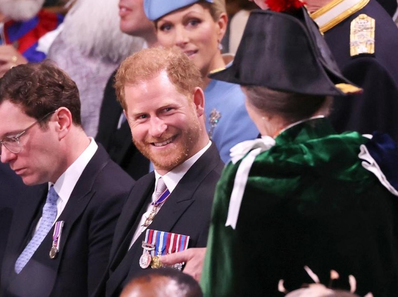 ヘンリー王子は戴冠式で叔母のアン王女と笑顔で「何」を話していた?