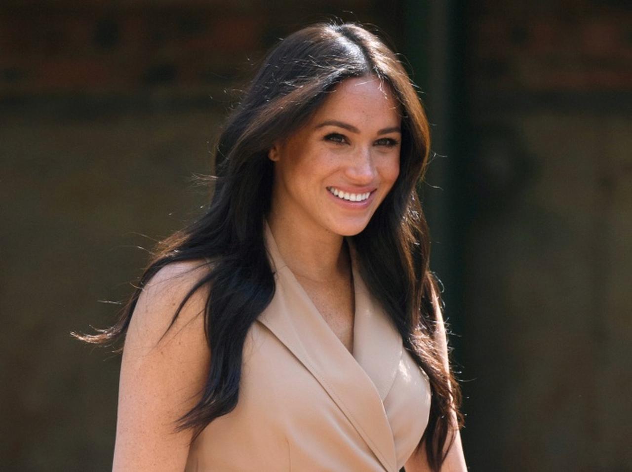 戴冠式を欠席したメーガン妃がつけていたネックレスに隠されたメッセージ