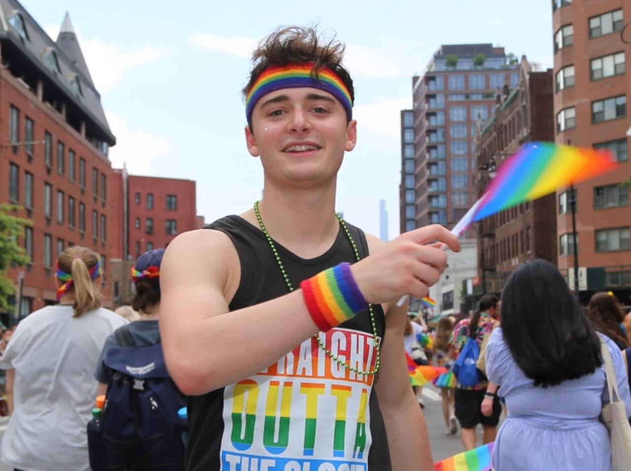 ゲイであることをカミングアウトした『ストレンジャー・シングス』ウィル役のノア・シュナップがプライドパレードに初参加