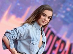 劇中キャラと“おソロコーデ”！ヘイリー・スタインフェルド、『スパイダーマン：アクロス・ザ・スパイダーバース』のグウェン