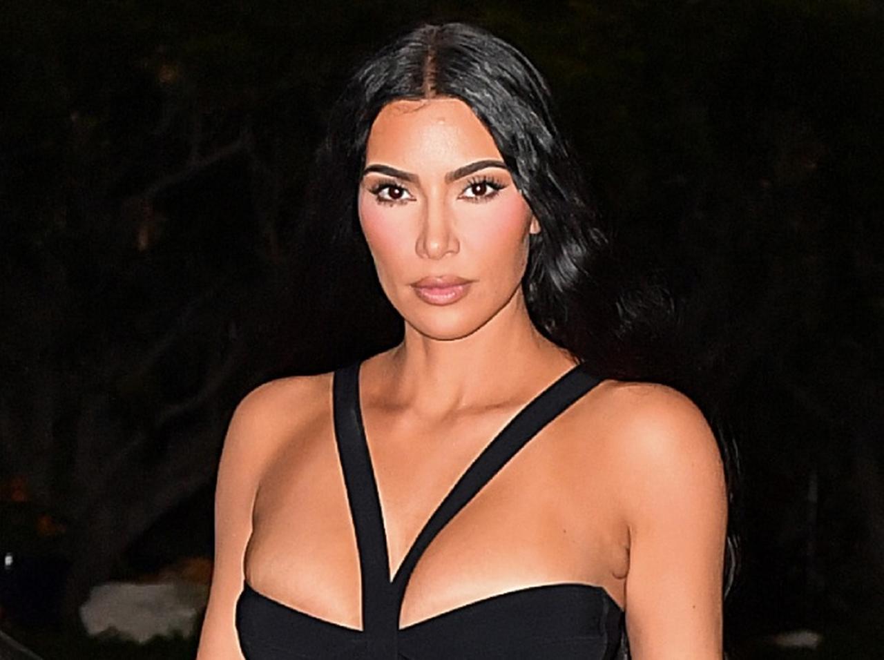 キム・カーダシアン、「露出度高めなドレス」で結婚式に出席