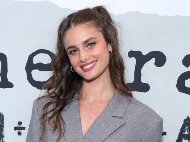 テイラー・ヒルが結婚、エトロがブランド史上初のウェディングドレスを制作