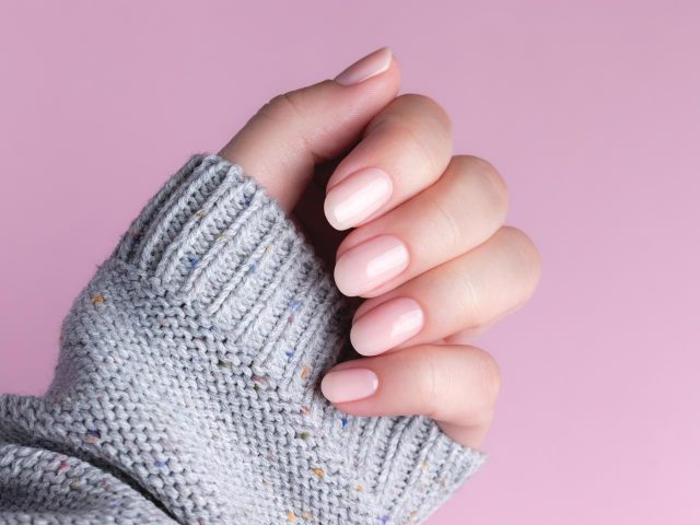 爪をツヤツヤに！SNSで話題の「ホットオイル・ネイルトリートメント」とは
