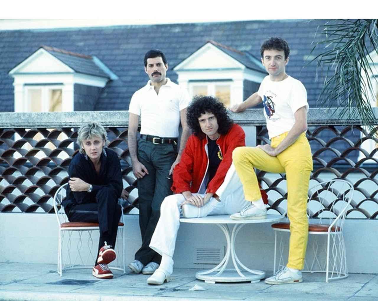 クイーンが「とにかく明るい安村」のパフォーマンスに反応！219万人以上に宣伝