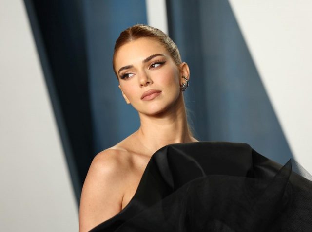 花で乳首を隠す、ケンダル・ジェンナーにしか着られない大胆なドレス