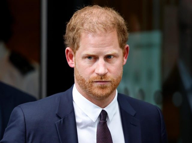 ヘンリー王子、“違法な手段で情報を収集した”として英大衆紙を訴えた裁判で証言台に立つ