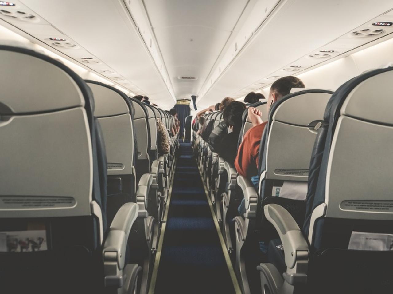 飛行機でうしろの席の乗客の「臭い足」が自分のテリトリーに侵入→少々、手荒な手段で“阻止”