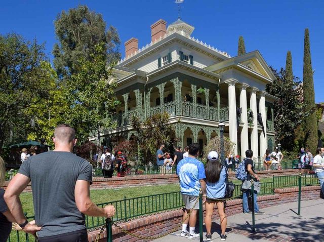 ディズニーランドで“ホーンテッドマンションのキャスト”に扮した「有名人」が目撃される