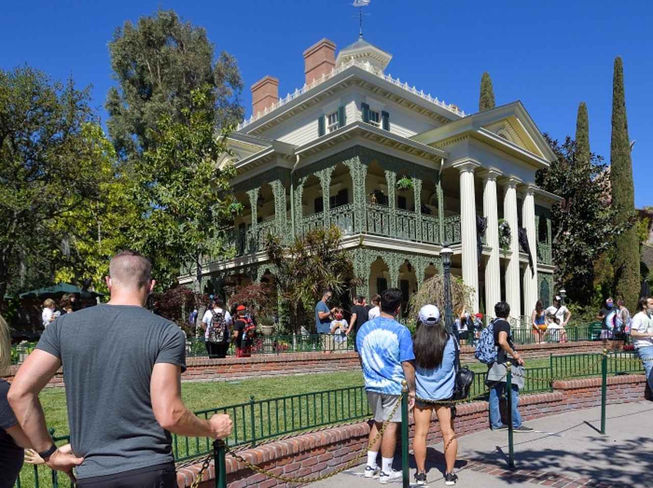 ディズニーランドで“ホーンテッドマンションのキャスト”に扮した「有名人」が目撃される