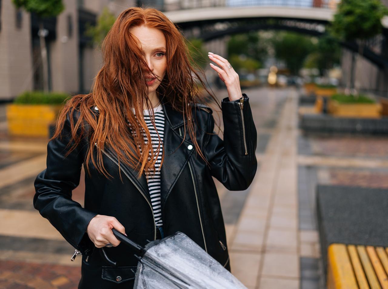 湿気で髪がうねる！梅雨に取り入れたい超簡単な解消法とは