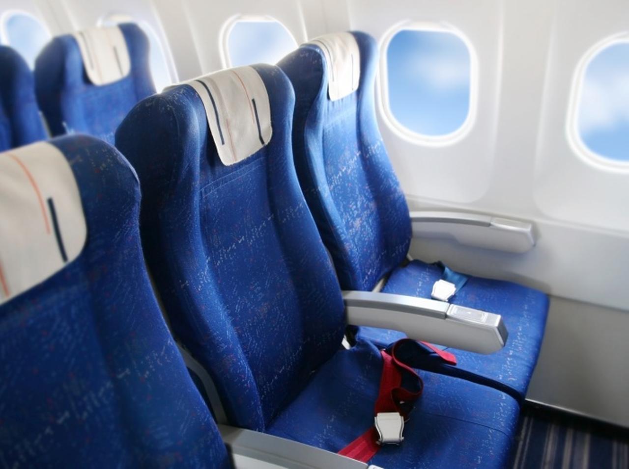 飛行機で座席の上に“チョコ”があるのに気づかず座ってしまった「結果」が悲惨だけど笑える