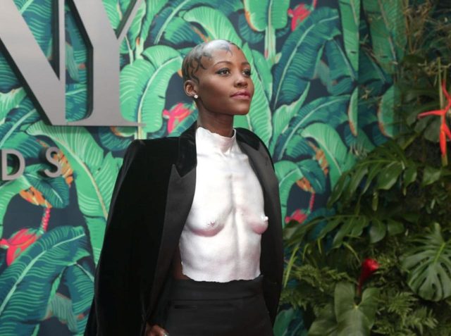 自分の裸体を着る！ルピタ・ニョンゴの「恥ずかしくない体外離脱」スタイルが注目の的