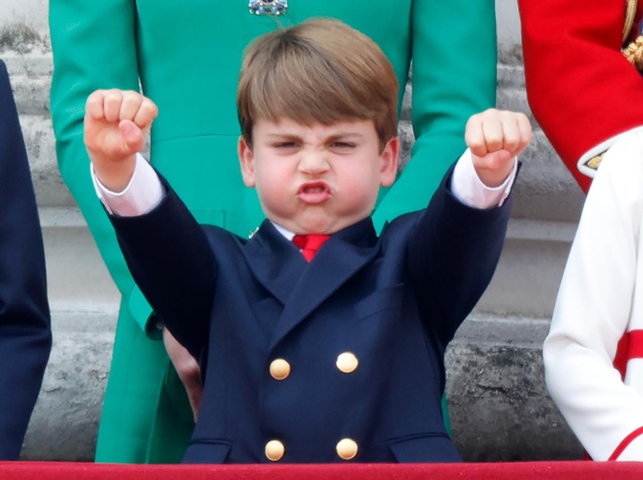 ルイ王子、おちゃめな表情とポーズ連発で再び注目の的になる