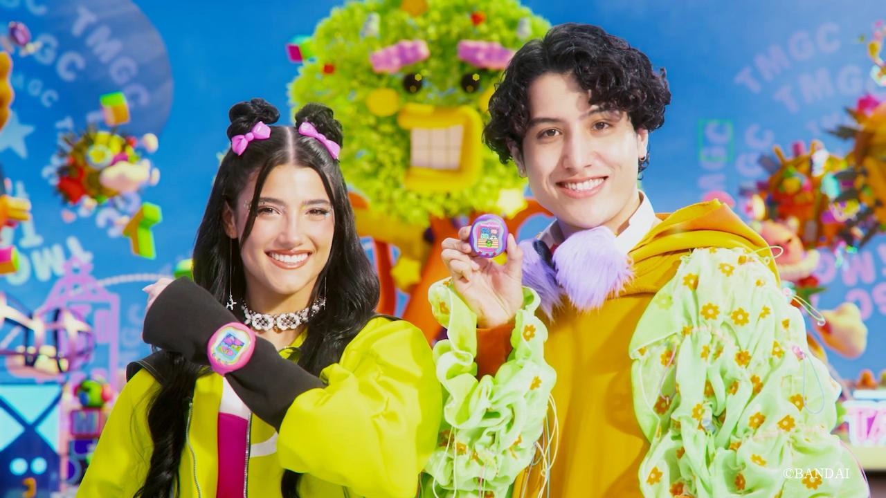 「たまごっちユニ」TVCMにチャーリー・ダミリオが出演！ケミオと「たまバース」へ飛び込む