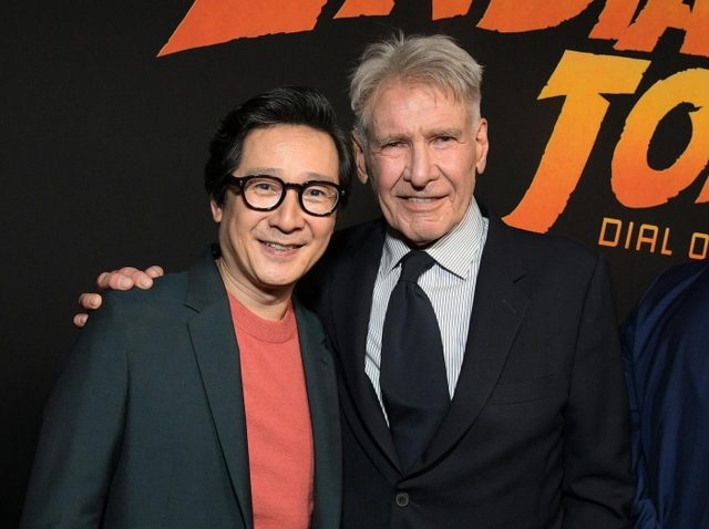 『インディ・ジョーンズ』最新作のプレミアでキー・ホイ・クァンがハリソン・フォードにサプライズを仕掛ける【動画アリ】