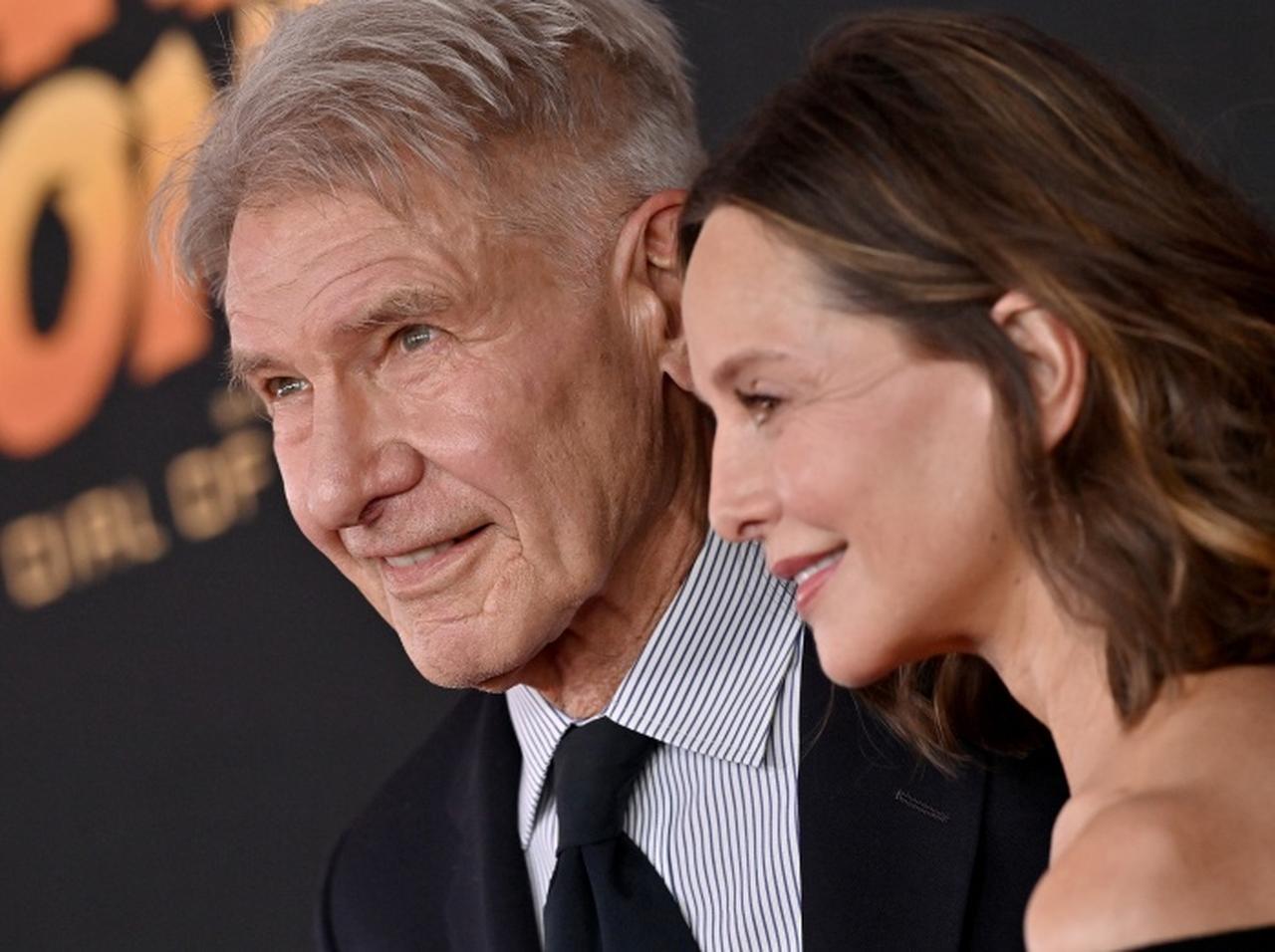 ハリソン・フォード、22歳年下の妻キャリスタと散歩デート【写真アリ】