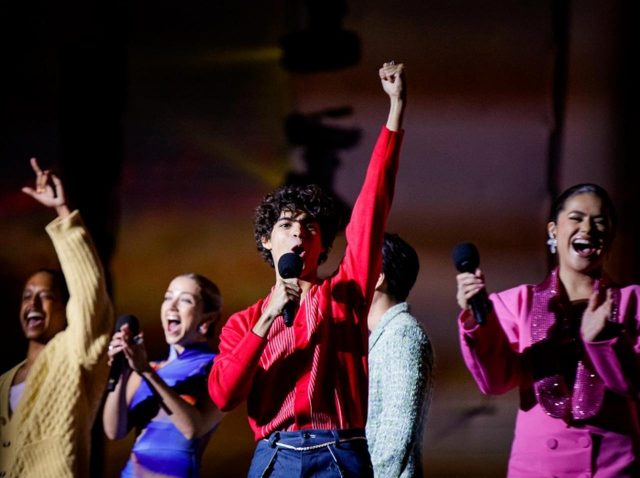 実写版『ワンピース』ルフィ役、「ルフィスタイル」で公の場に登場