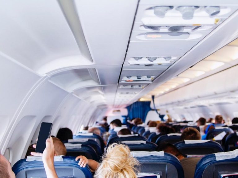 飛行機で乗客がテーブルに「素足」をのせているところを目撃されてネットが騒然